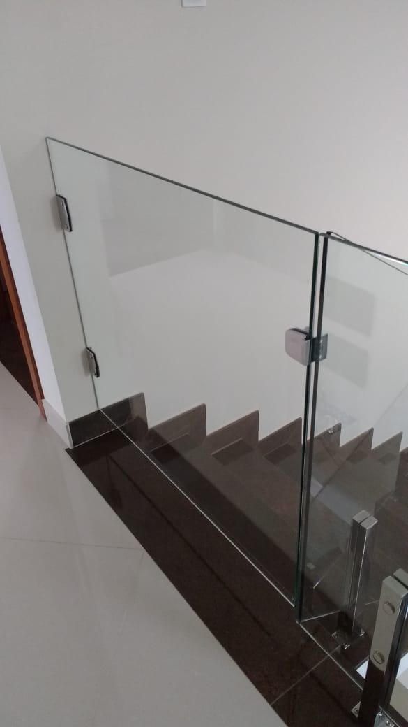 PORTA EM GUARDA CORPO ESCADA.jpeg PORTA EM GUARDA CORPO ESCADA.jpeg